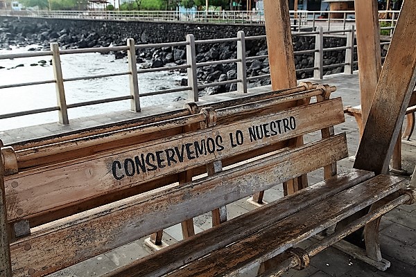 A timeless message graces a park bench in Puerto Baquerizo Moreno, San Cristóbal Island.